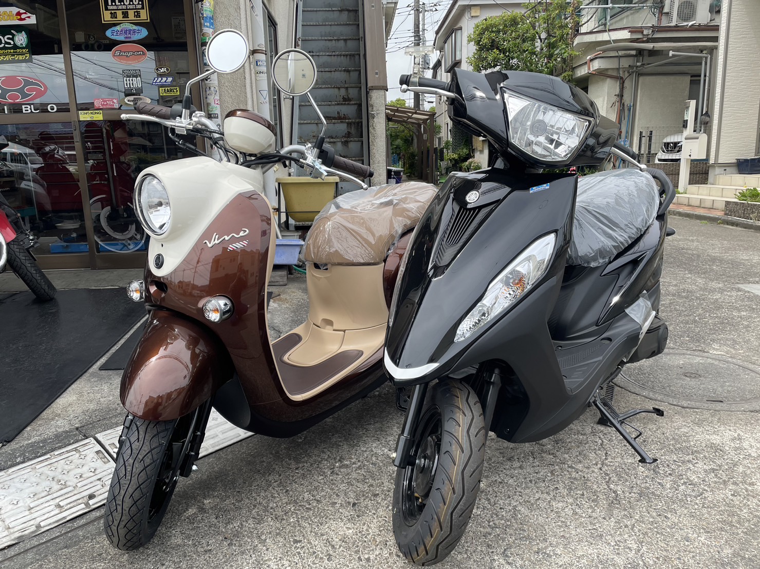 オートショップable 02101303Y ヤマハ ビーノ ブラウン 関東圏内 即日配送 激安配送料金3000円〜。 他にも多数出品中！！オートショップableで検索♩ 修理や買取も可能です！クレジット分割、代引き支払い可能！平均在庫日数3日 業者卸にも 新車】ヤマハ ジョグ125（黒）と23年モデル ビーノ（ブラウン）【東